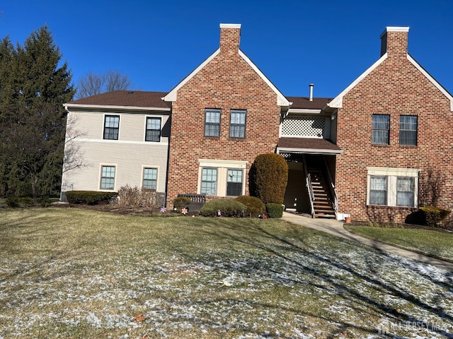 view of front of property featuring a front lawn