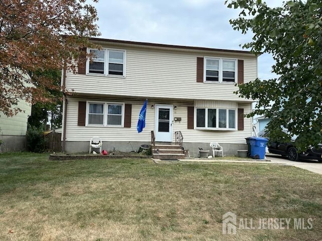 view of front of house featuring a front lawn