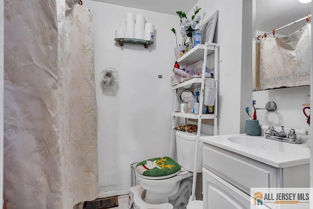 full bath featuring vanity, toilet, and a shower with shower curtain