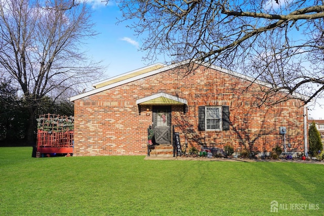 view of front of house featuring a front lawn