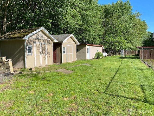 view of yard with a storage shed and an outdoor structure