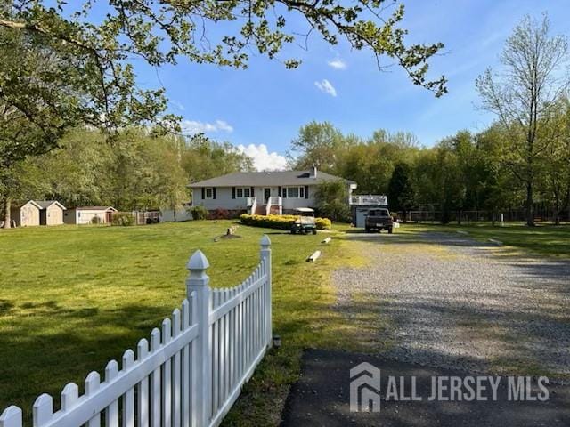 view of front of house featuring gravel driveway