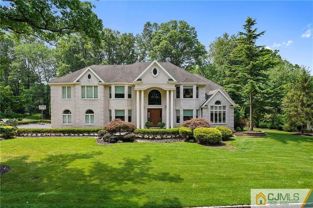 view of front of house with a front lawn