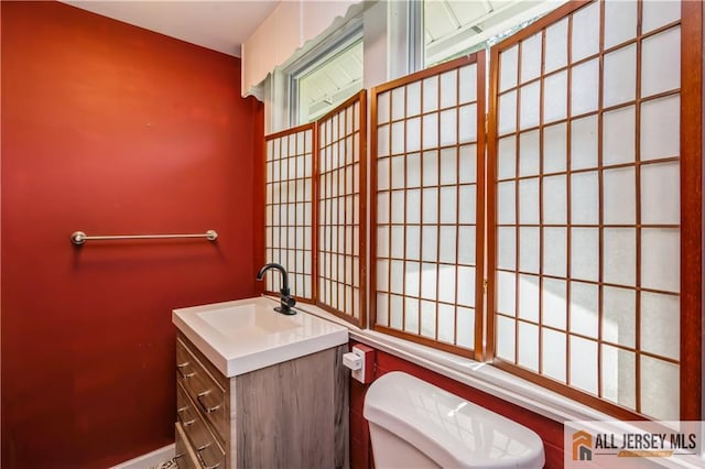 4 Woodrow St, Middlesex, NJ 08846 - bathroom with toilet and vanity