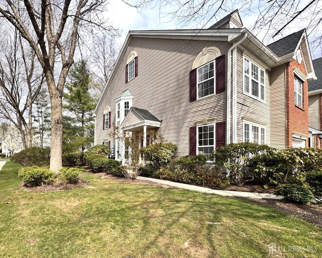 view of front of home featuring a front lawn