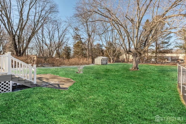 view of yard featuring a storage shed