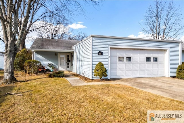 view of front of home featuring driveway and a front lawn