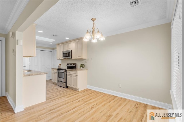 kitchen with crown molding, light wood finished floors, a textured ceiling, stainless steel appliances, and visible vents