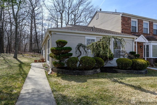 view of front of home featuring a front lawn