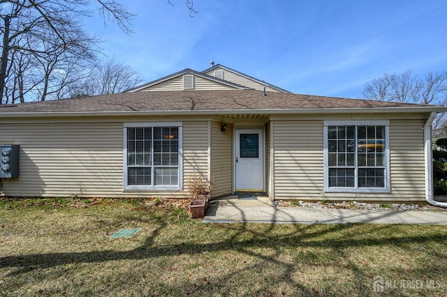 view of front of house with a front lawn