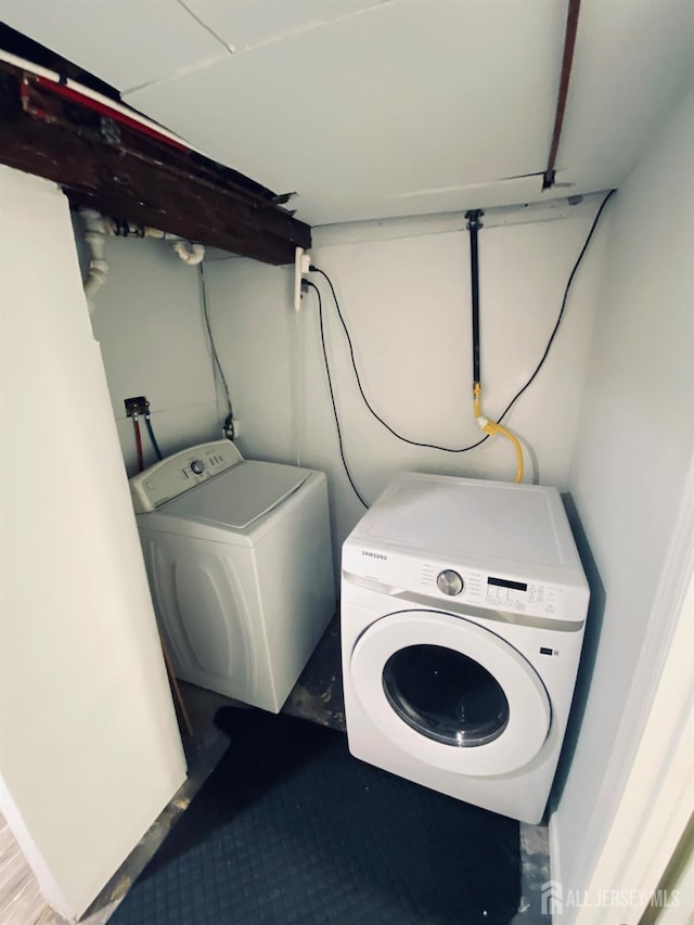 142 Liberty St, Fords, NJ 08863 - laundry room with washing machine and clothes dryer
