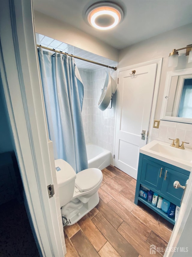 142 Liberty St, Fords, NJ 08863 - bathroom featuring wood finished floors, vanity, shower / tub combo with curtain, and tasteful backsplash