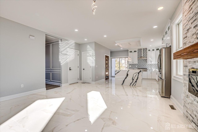 living room featuring visible vents, recessed lighting, marble finish floor, and baseboards