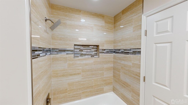 bathroom with tiled shower / bath