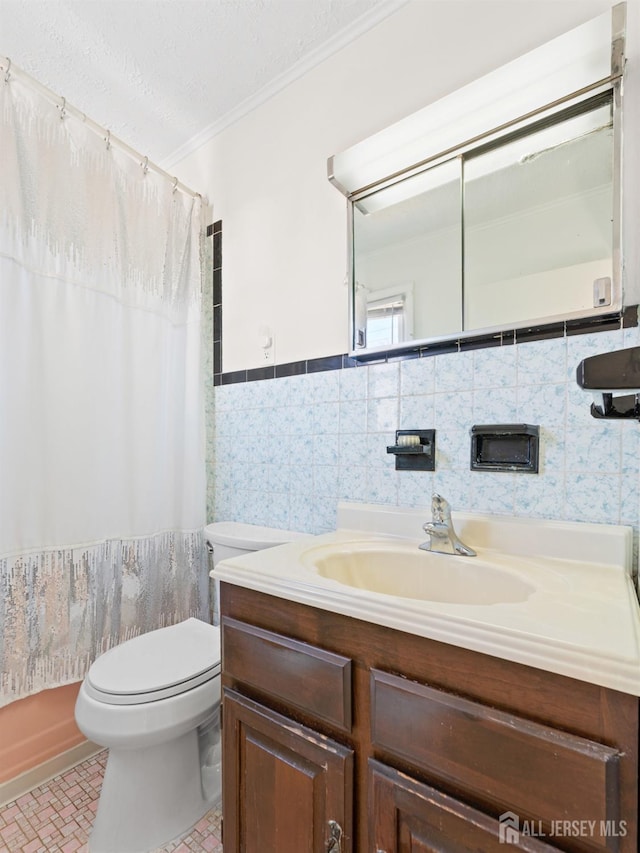 full bathroom featuring toilet, crown molding, vanity, and a shower with shower curtain