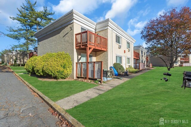 view of side of property featuring a lawn