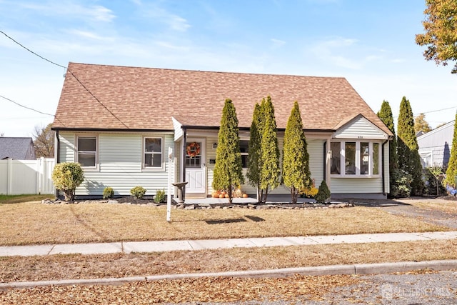 view of front of property featuring a front yard