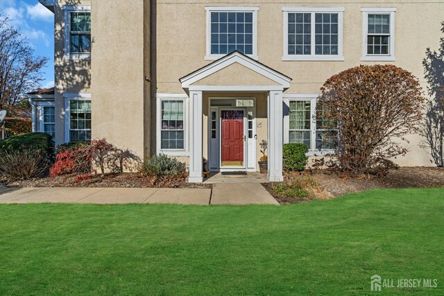 view of front of house featuring a front yard