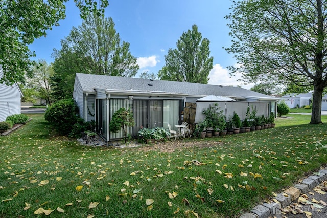 109-B Hemlock Plz, Monroe, NJ 08831 - back of property featuring a lawn