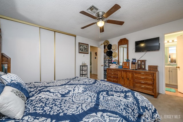 109-B Hemlock Plz, Monroe, NJ 08831 - bedroom with carpet floors, a closet, a textured ceiling, ensuite bath, and a ceiling fan