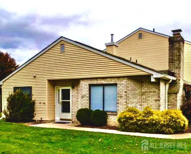 view of front of home with a front lawn