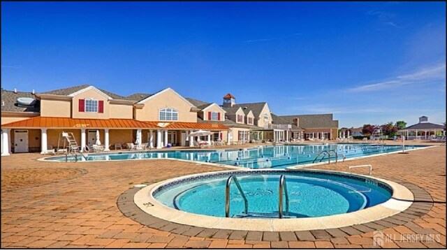 7209 Minuteman Ln, Franklin, NJ 08873 - community pool with a hot tub and a patio area