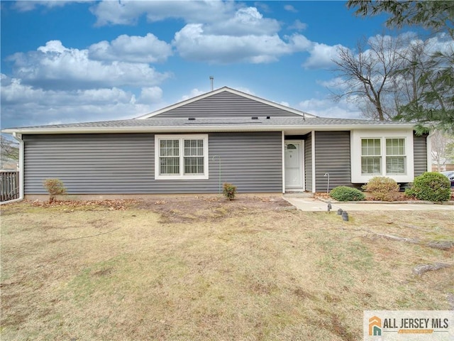 ranch-style house featuring a front lawn