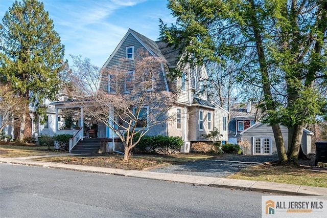 view of front of property