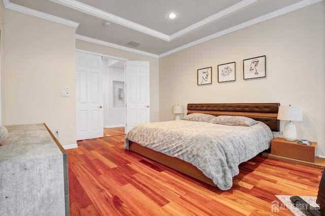 bedroom featuring ornamental molding, baseboards, visible vents, wood finished floors, and recessed lighting