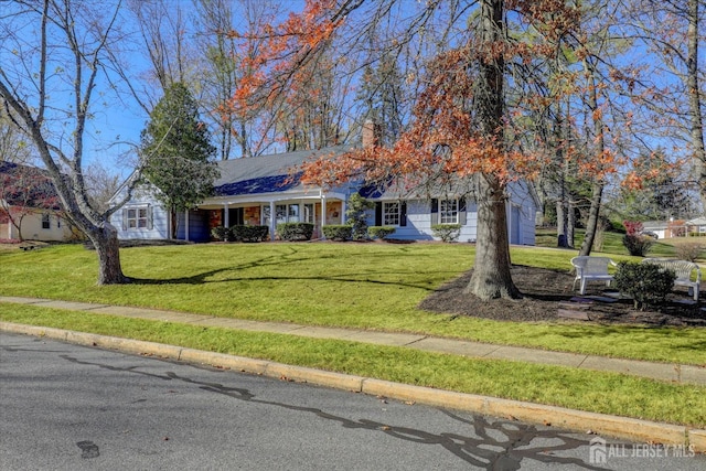 view of front of property with a front yard