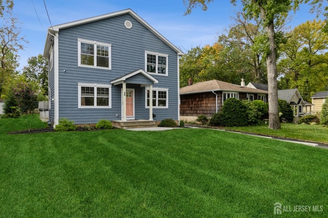 view of front of property featuring a front yard