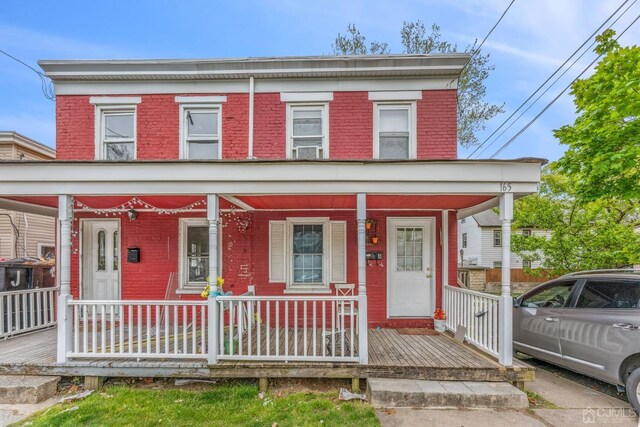 view of front of property featuring a porch