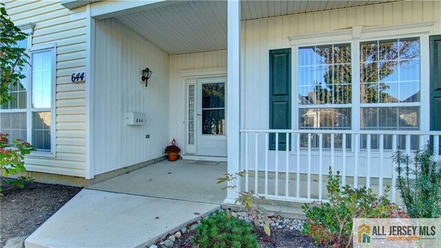 property entrance featuring a porch