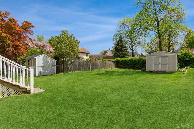 view of yard featuring a storage unit