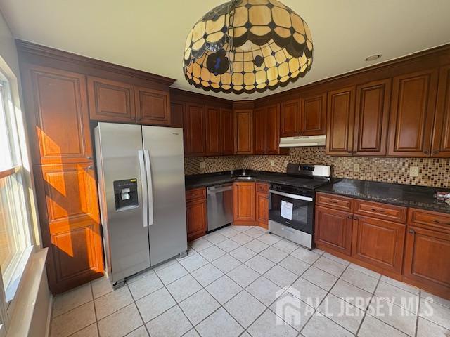 21 Rice Run, East Brunswick, NJ 08816 - kitchen featuring stainless steel appliances, under cabinet range hood, tasteful backsplash, and light tile patterned floors