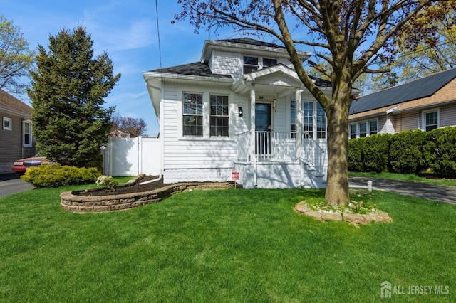 view of front facade with fence and a front yard