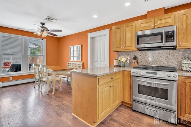kitchen with stainless steel appliances, ceiling fan, tasteful backsplash, a peninsula, and baseboard heating