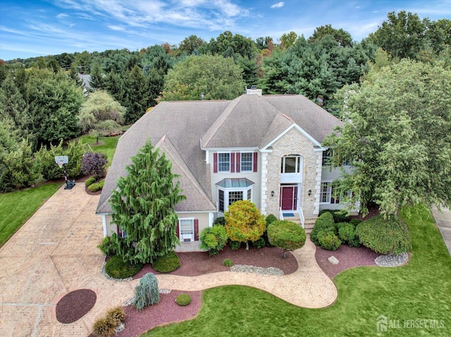 colonial inspired home with a front yard