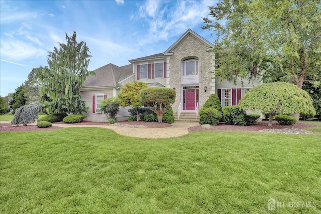 view of front of property featuring a front yard