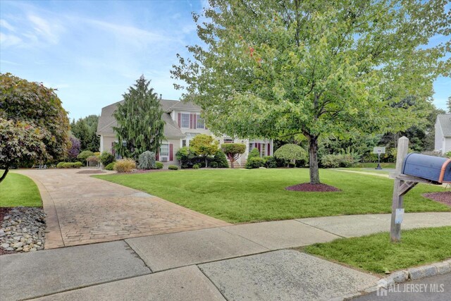 view of front of property with a front yard