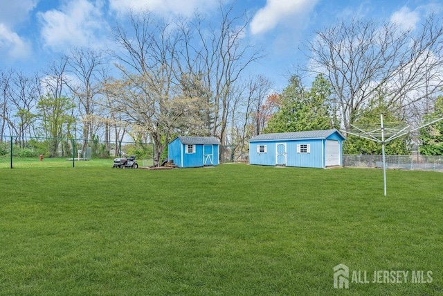 view of yard featuring an outdoor structure and a shed