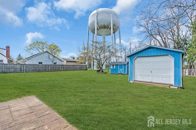 view of yard featuring an outbuilding