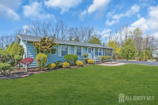 view of front of house featuring a front lawn