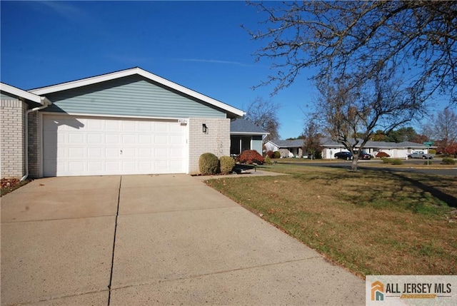 view of front facade featuring a garage and a front lawn