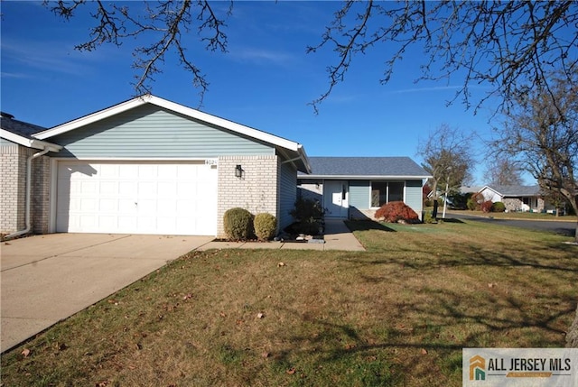 view of side of property featuring a lawn and a garage