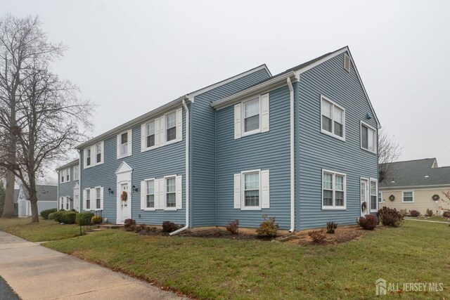 view of front facade featuring a front lawn