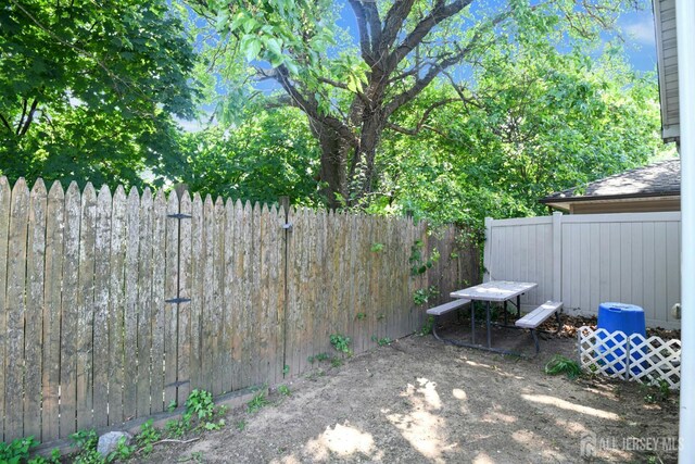 385 Shoreland Cir, Old Bridge, NJ 08879 - view of yard
