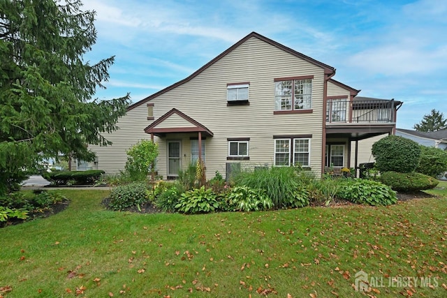 view of front of home featuring a front lawn