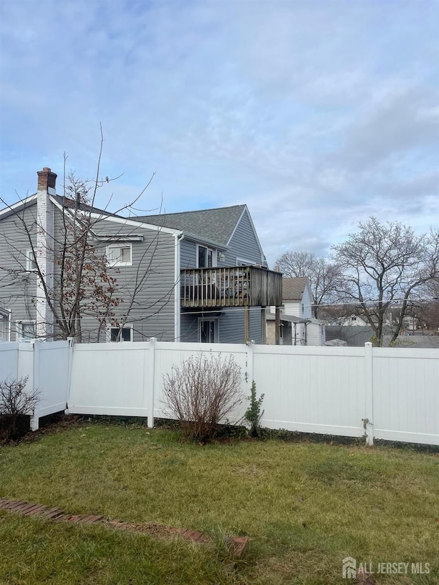 view of side of property featuring a lawn