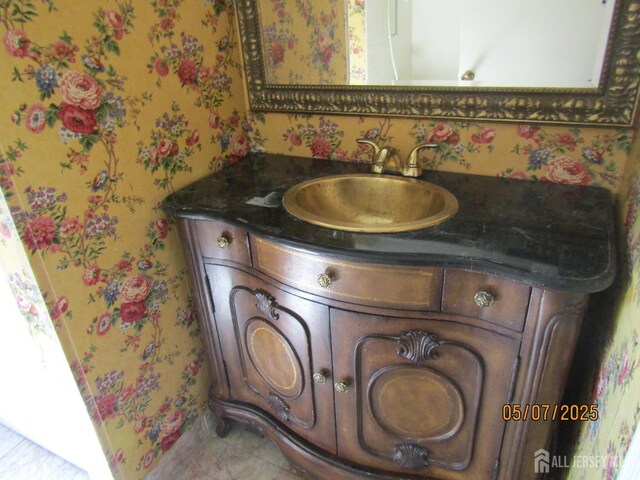160 Pelham Ln Unit B, Monroe, NJ 08831 - detailed view of wallpapered walls and vanity